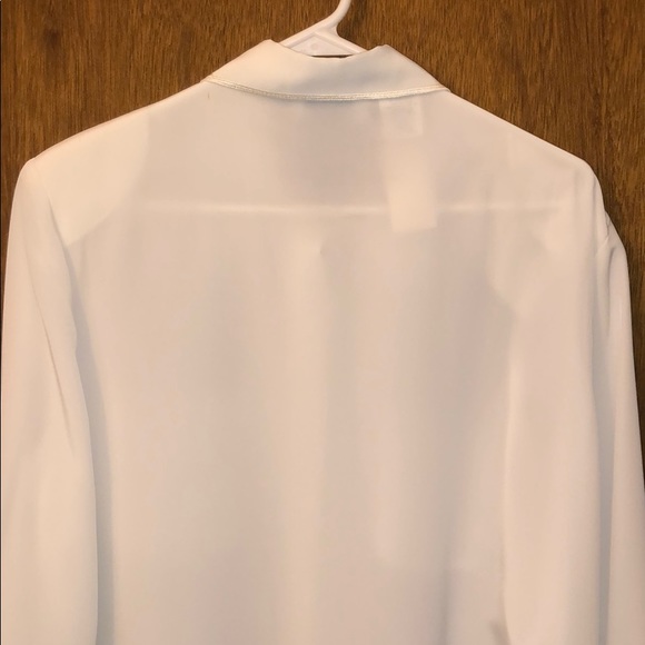 Exquisite, button down shirt. - Picture 6 of 9